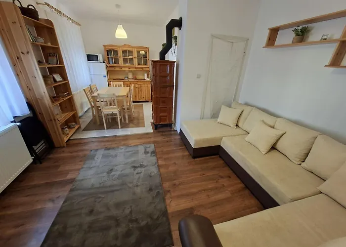 Apartalatt Vendeghaz إغير